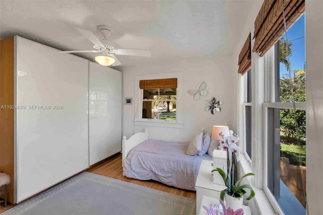 For Sale: $997,000 (2 beds, 1 baths, 1073 Square Feet)