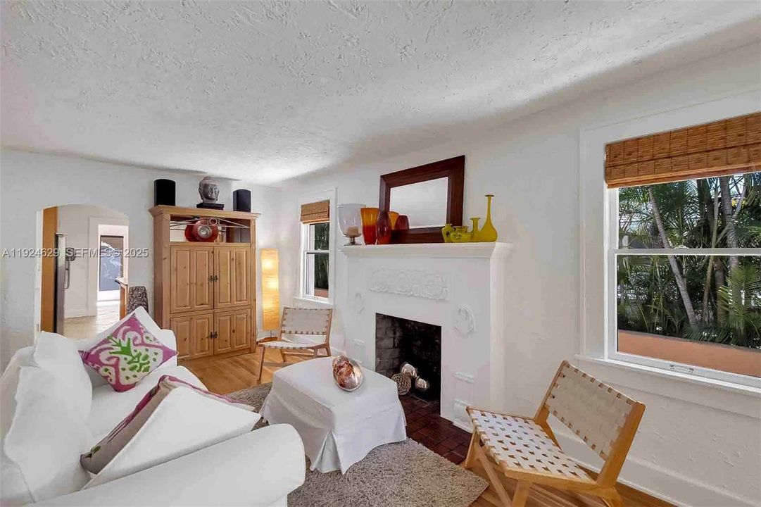 For Sale: $997,000 (2 beds, 1 baths, 1073 Square Feet)