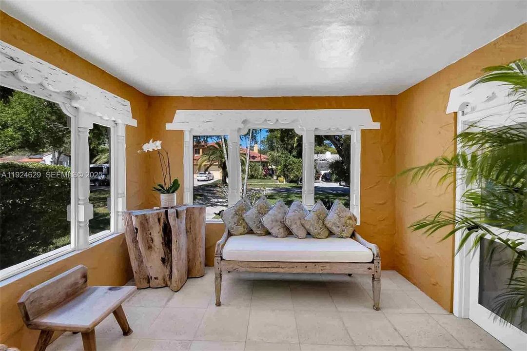 For Sale: $997,000 (2 beds, 1 baths, 1073 Square Feet)