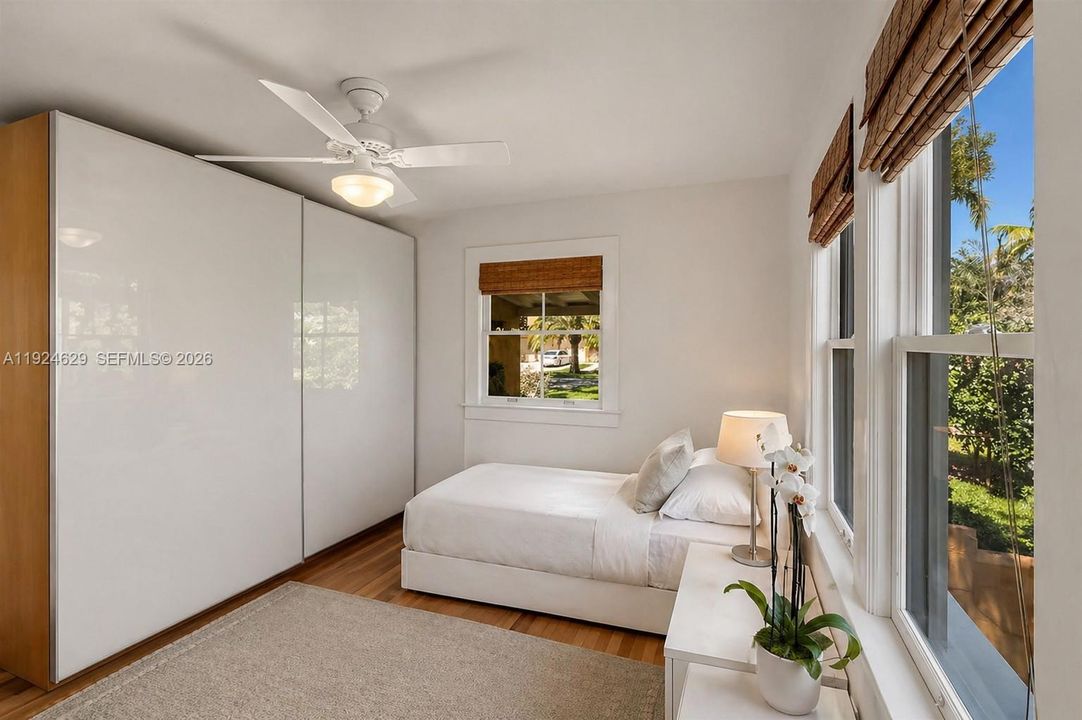 For Sale: $997,000 (2 beds, 1 baths, 1073 Square Feet)