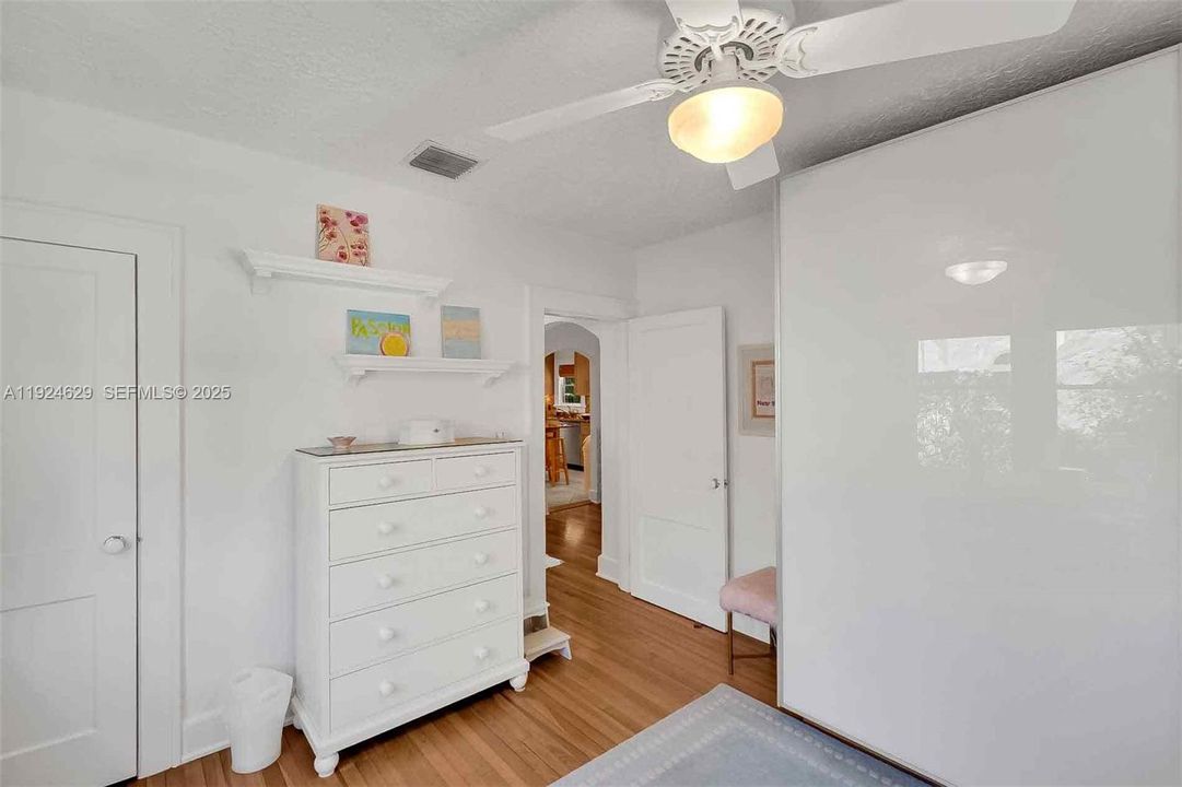 For Sale: $997,000 (2 beds, 1 baths, 1073 Square Feet)