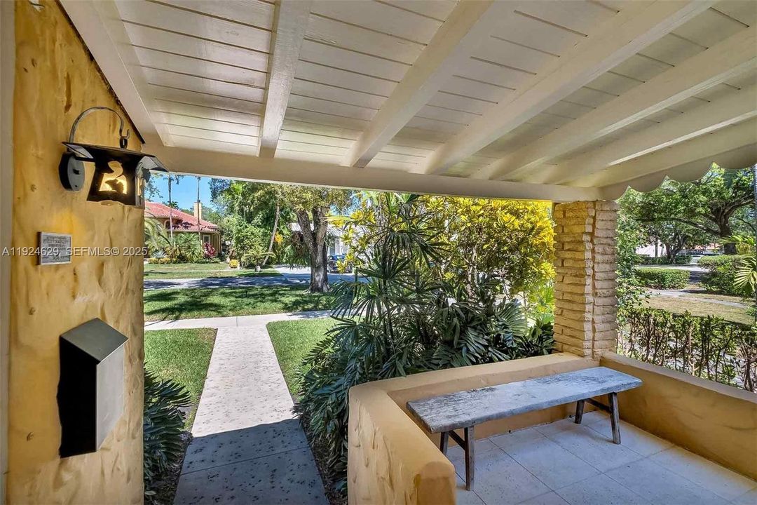 For Sale: $997,000 (2 beds, 1 baths, 1073 Square Feet)