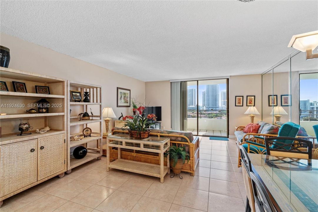 For Sale: $299,500 (2 beds, 2 baths, 1400 Square Feet)