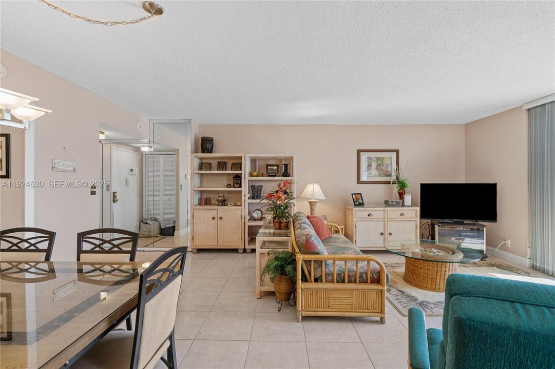 For Sale: $299,500 (2 beds, 2 baths, 1400 Square Feet)