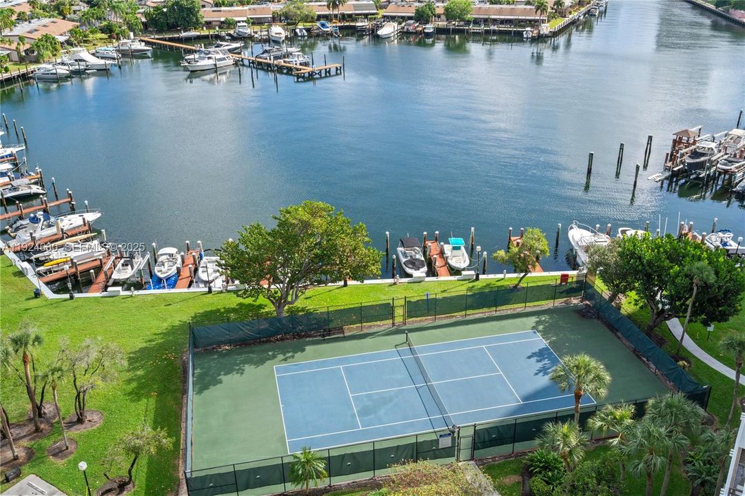 For Sale: $299,500 (2 beds, 2 baths, 1400 Square Feet)