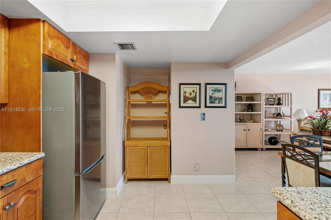 For Sale: $299,500 (2 beds, 2 baths, 1400 Square Feet)