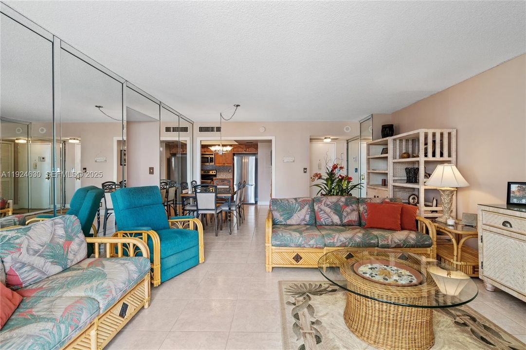 For Sale: $299,500 (2 beds, 2 baths, 1400 Square Feet)