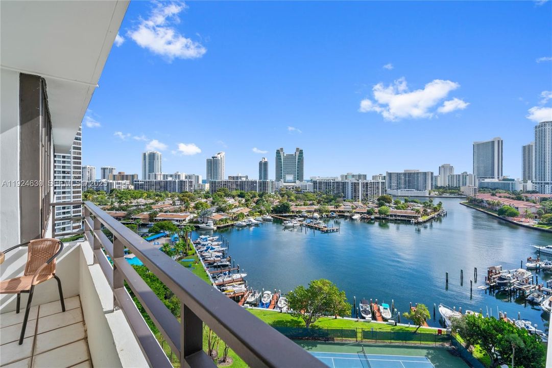 For Sale: $299,500 (2 beds, 2 baths, 1400 Square Feet)