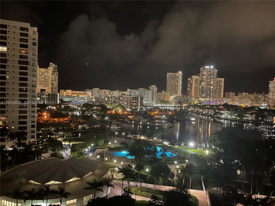 For Sale: $299,500 (2 beds, 2 baths, 1400 Square Feet)