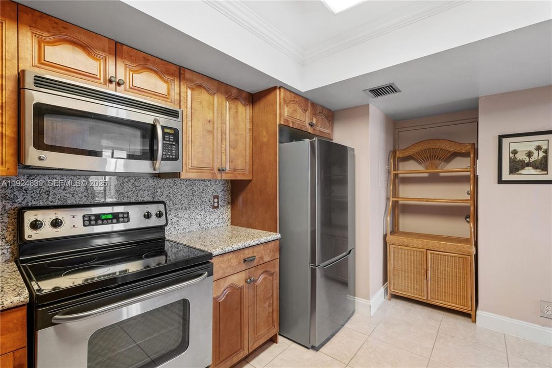 For Sale: $299,500 (2 beds, 2 baths, 1400 Square Feet)