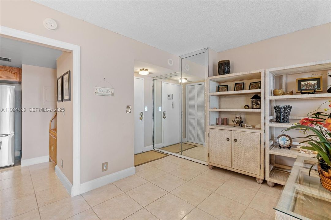 For Sale: $299,500 (2 beds, 2 baths, 1400 Square Feet)