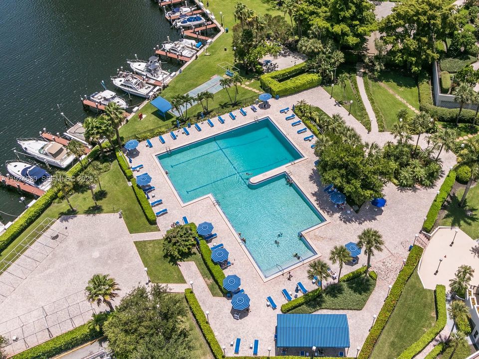 For Sale: $299,500 (2 beds, 2 baths, 1400 Square Feet)