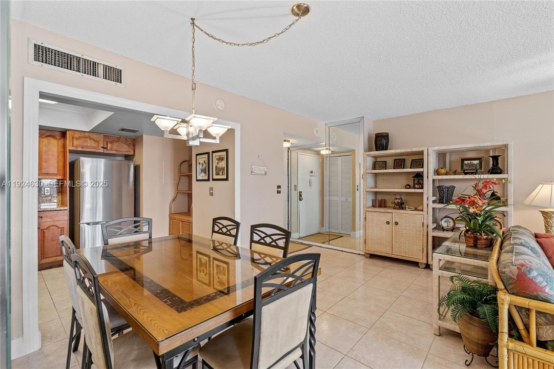 For Sale: $299,500 (2 beds, 2 baths, 1400 Square Feet)