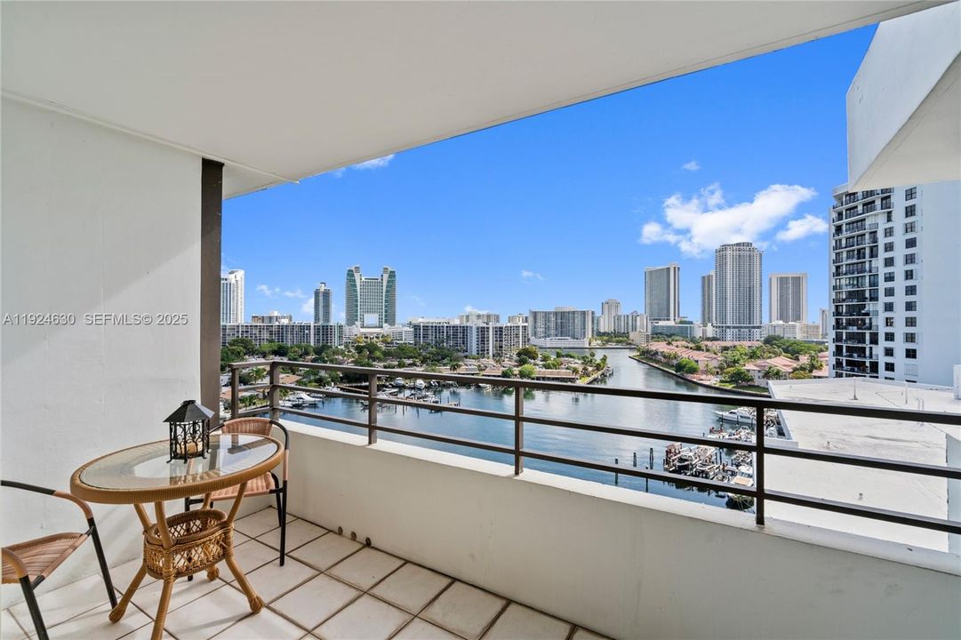 For Sale: $299,500 (2 beds, 2 baths, 1400 Square Feet)