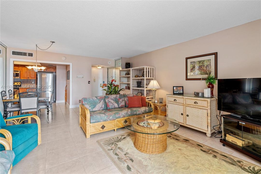 For Sale: $299,500 (2 beds, 2 baths, 1400 Square Feet)