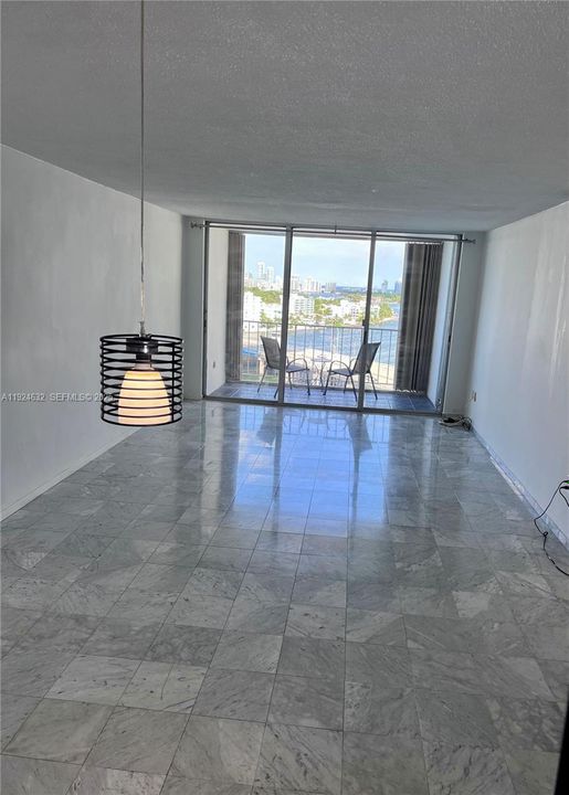 出租: $2,400 (1 贝兹, 1 浴室, 940 平方英尺)