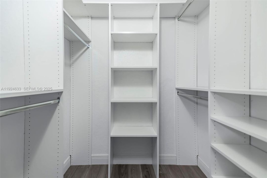 For Sale: $1,395,000 (6 beds, 5 baths, 4292 Square Feet)