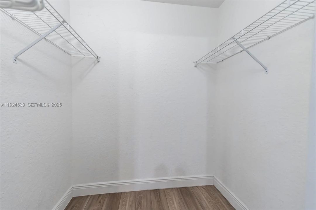 For Sale: $1,395,000 (6 beds, 5 baths, 4292 Square Feet)