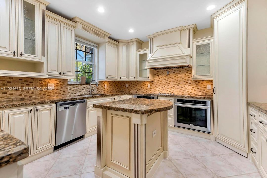 For Sale: $1,395,000 (6 beds, 5 baths, 4292 Square Feet)