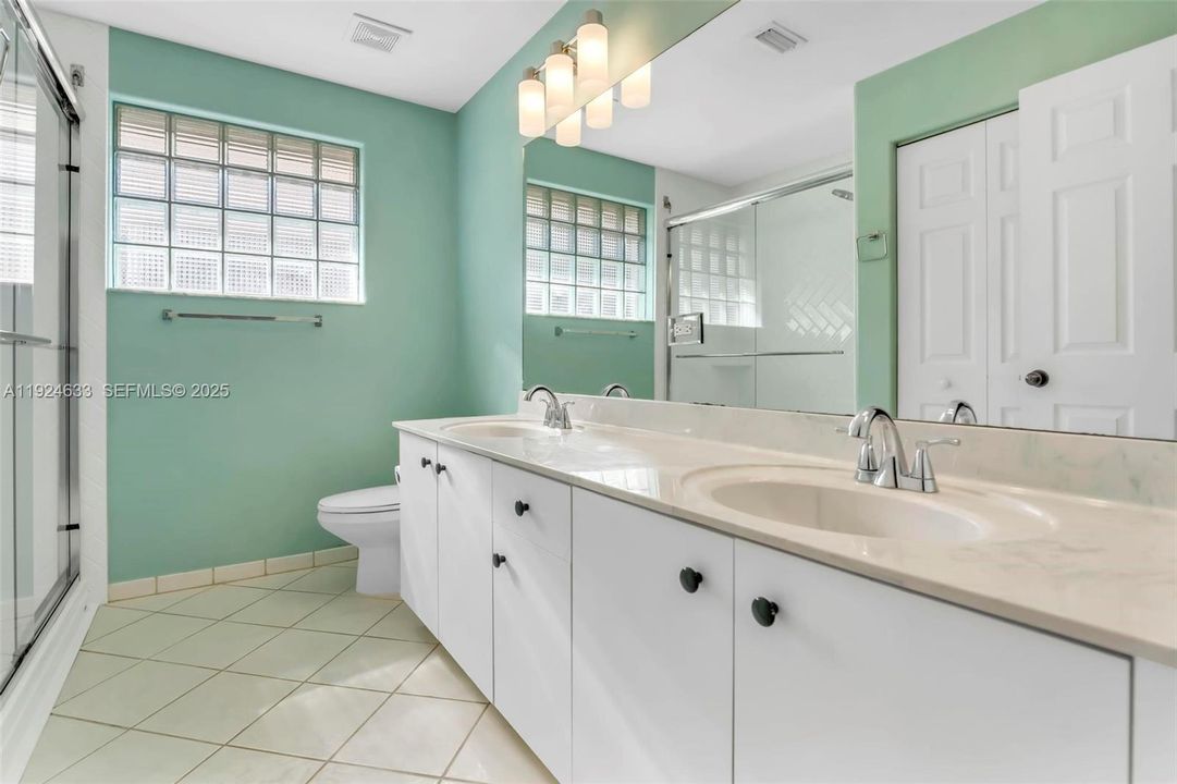 For Sale: $1,395,000 (6 beds, 5 baths, 4292 Square Feet)