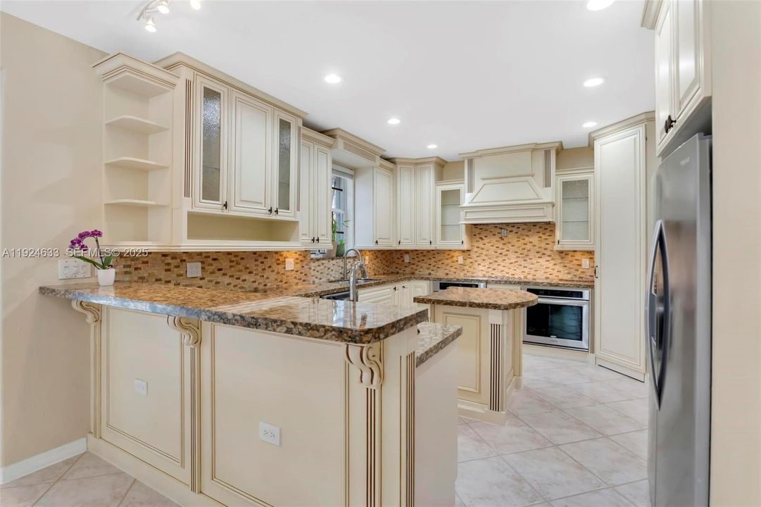 For Sale: $1,395,000 (6 beds, 5 baths, 4292 Square Feet)