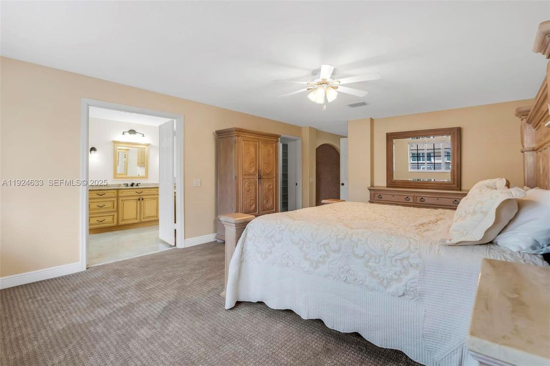 For Sale: $1,395,000 (6 beds, 5 baths, 4292 Square Feet)