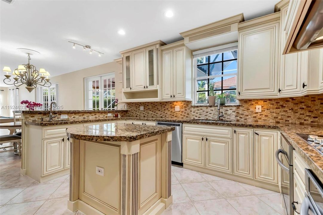 For Sale: $1,395,000 (6 beds, 5 baths, 4292 Square Feet)