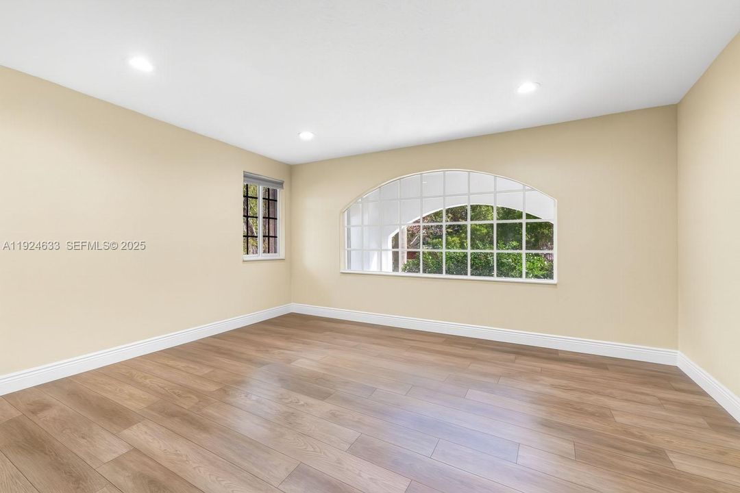 For Sale: $1,395,000 (6 beds, 5 baths, 4292 Square Feet)