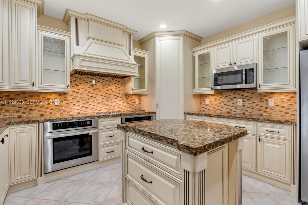 For Sale: $1,395,000 (6 beds, 5 baths, 4292 Square Feet)