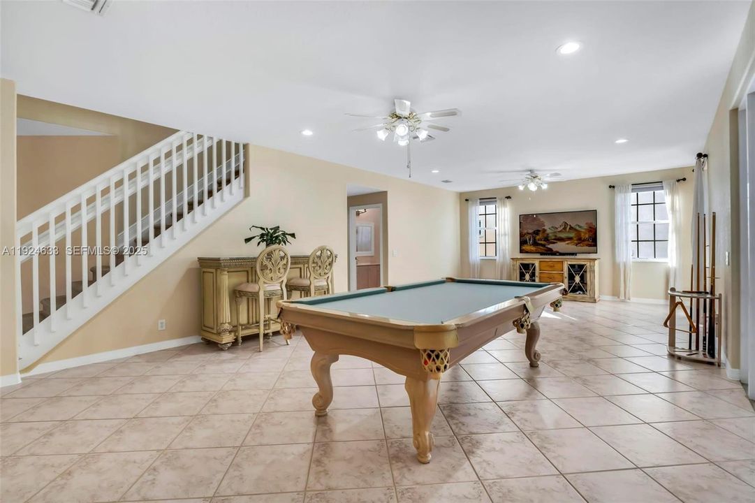 For Sale: $1,395,000 (6 beds, 5 baths, 4292 Square Feet)