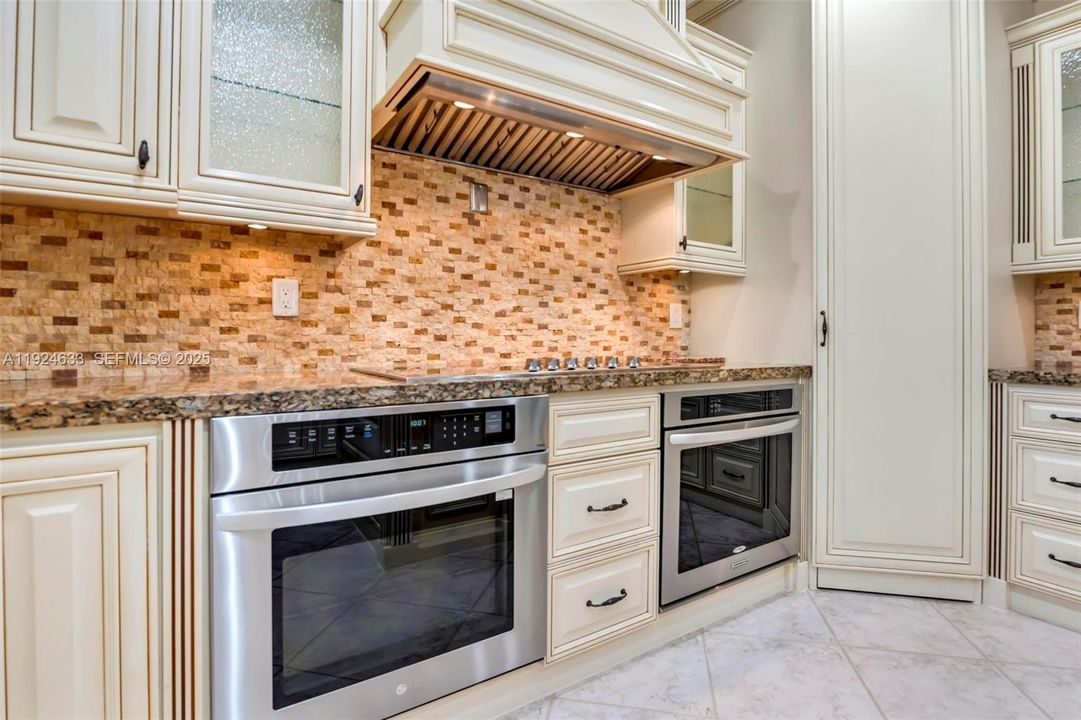 For Sale: $1,395,000 (6 beds, 5 baths, 4292 Square Feet)