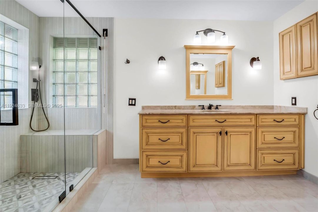 For Sale: $1,395,000 (6 beds, 5 baths, 4292 Square Feet)