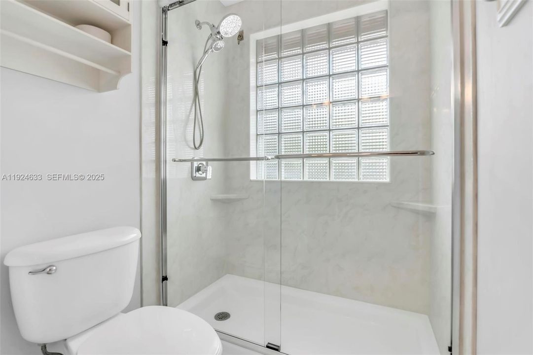 For Sale: $1,395,000 (6 beds, 5 baths, 4292 Square Feet)