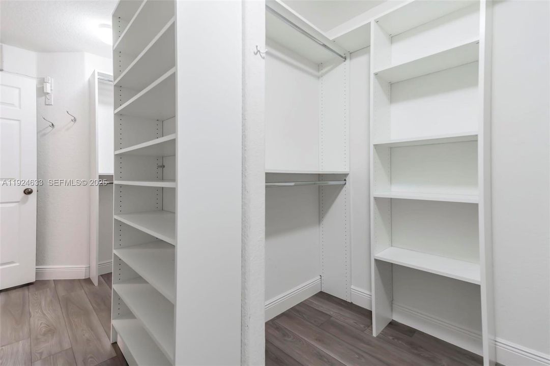 For Sale: $1,395,000 (6 beds, 5 baths, 4292 Square Feet)