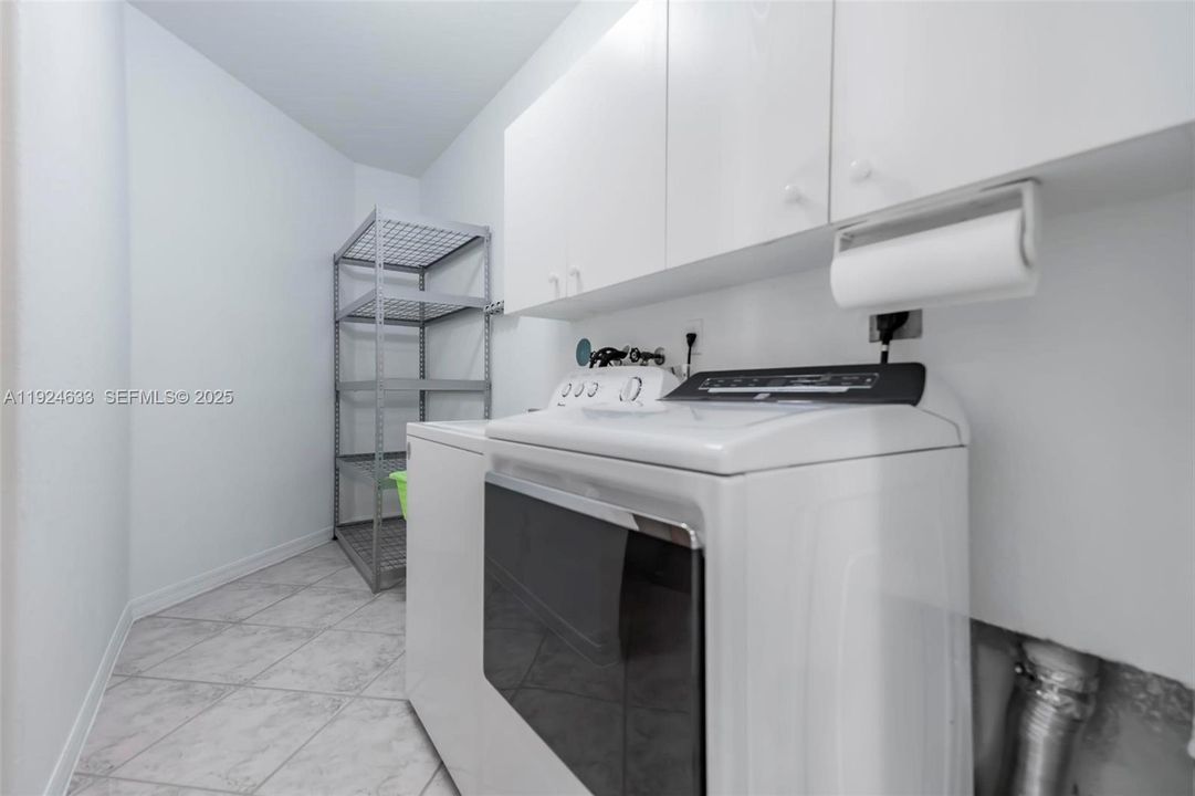 For Sale: $1,395,000 (6 beds, 5 baths, 4292 Square Feet)