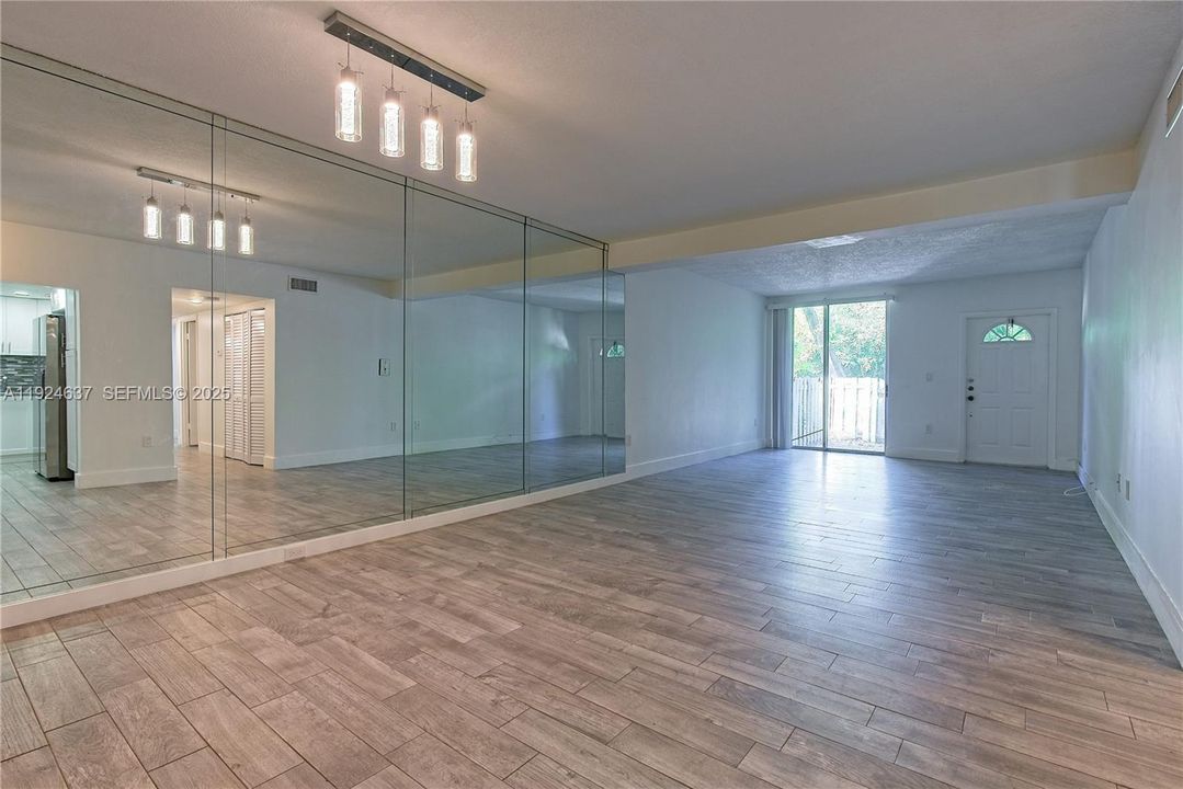 出租: $2,900 (2 贝兹, 2 浴室, 1300 平方英尺)