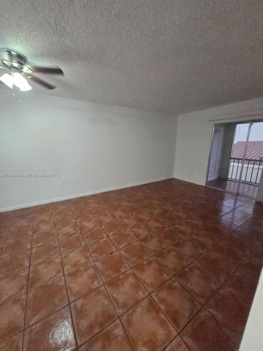 For Rent: $1,700 (2 beds, 1 baths, 728 Square Feet)