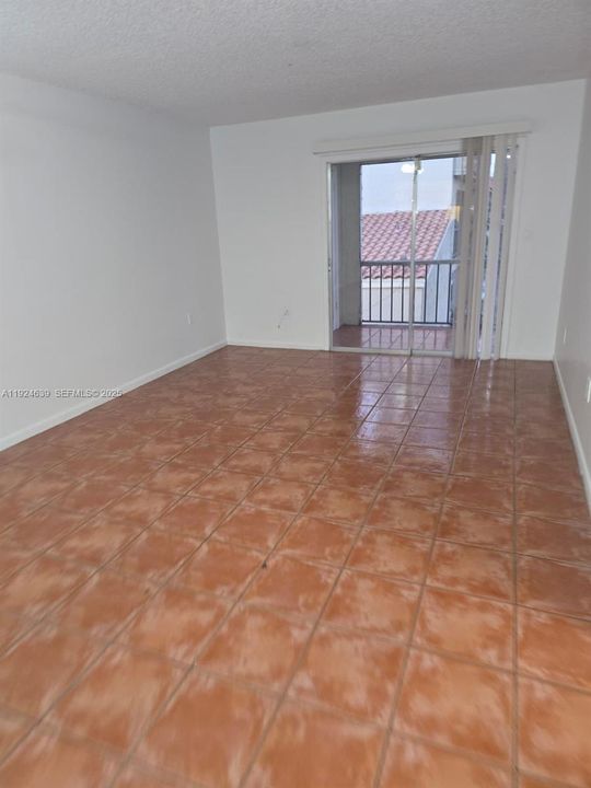 For Rent: $1,700 (2 beds, 1 baths, 728 Square Feet)