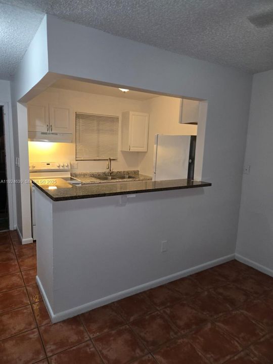 For Rent: $1,700 (2 beds, 1 baths, 728 Square Feet)