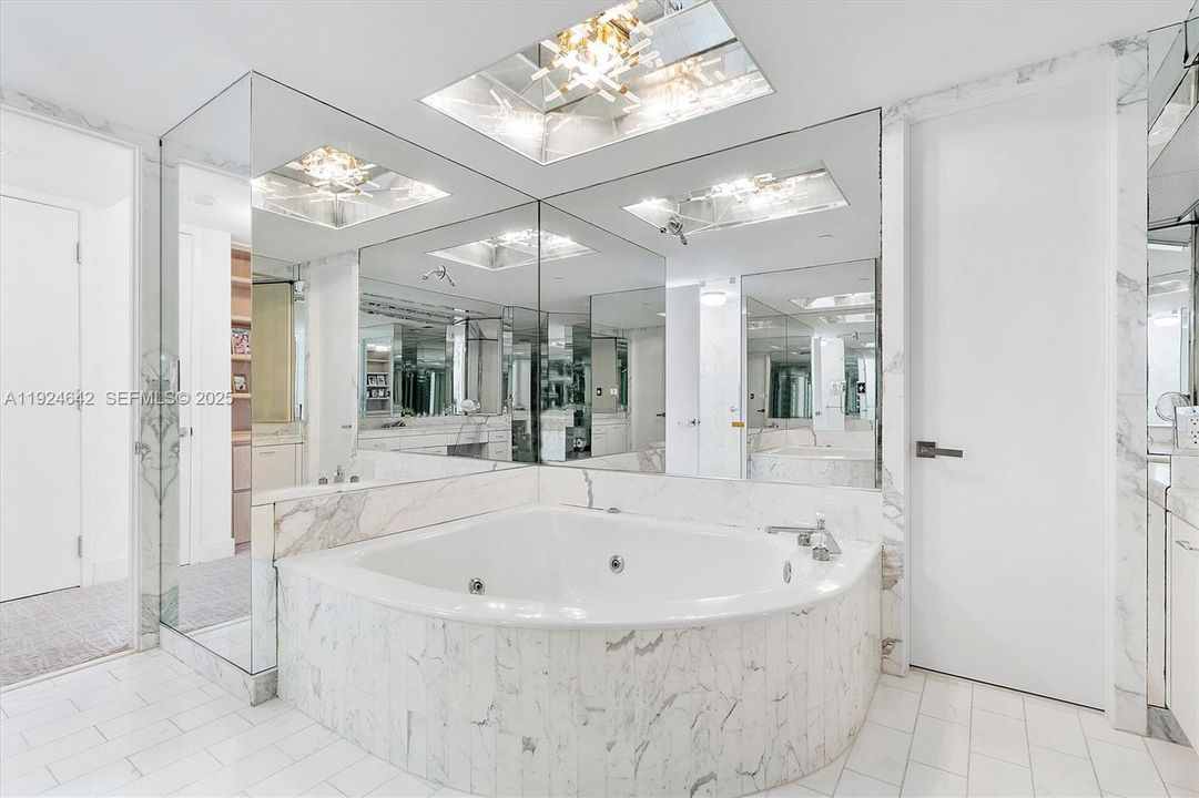 En Venta: $877,000 (2 camas, 2 baños, 2360 Pies cuadrados)