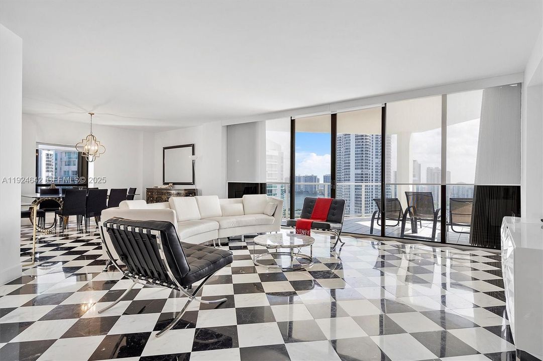 En Venta: $877,000 (2 camas, 2 baños, 2360 Pies cuadrados)