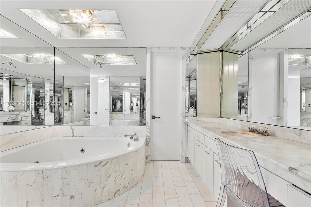 En Venta: $877,000 (2 camas, 2 baños, 2360 Pies cuadrados)