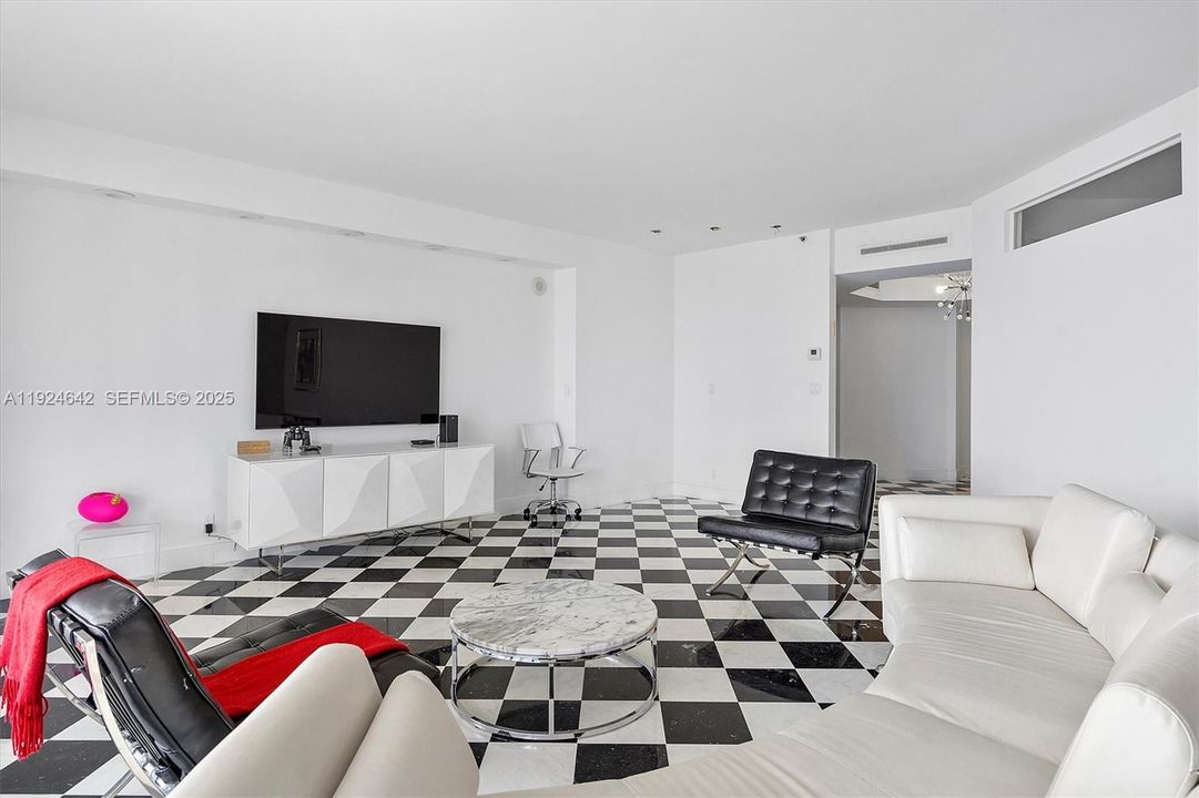 En Venta: $877,000 (2 camas, 2 baños, 2360 Pies cuadrados)