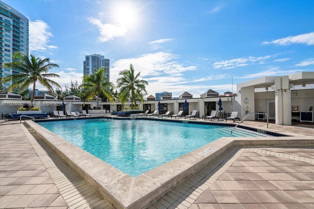 En Venta: $877,000 (2 camas, 2 baños, 2360 Pies cuadrados)