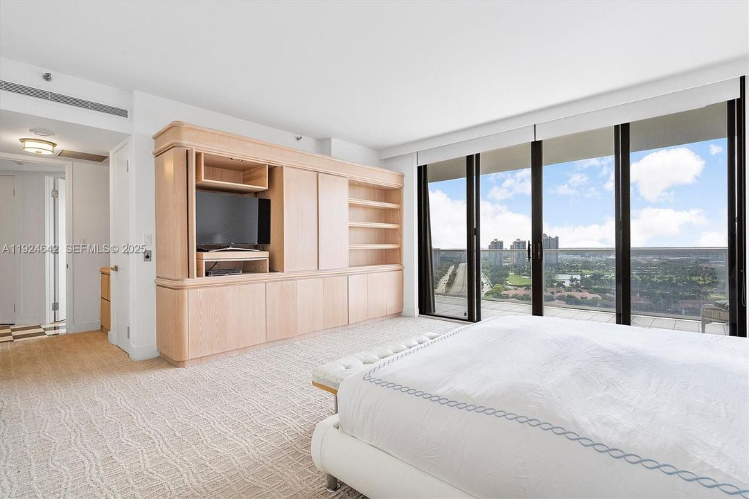 En Venta: $877,000 (2 camas, 2 baños, 2360 Pies cuadrados)