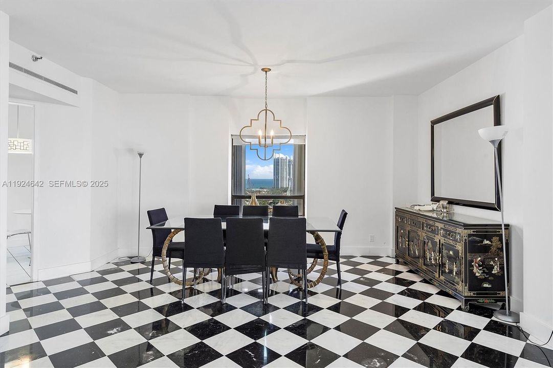 En Venta: $877,000 (2 camas, 2 baños, 2360 Pies cuadrados)