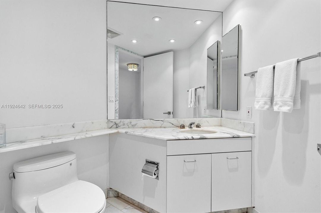 En Venta: $877,000 (2 camas, 2 baños, 2360 Pies cuadrados)