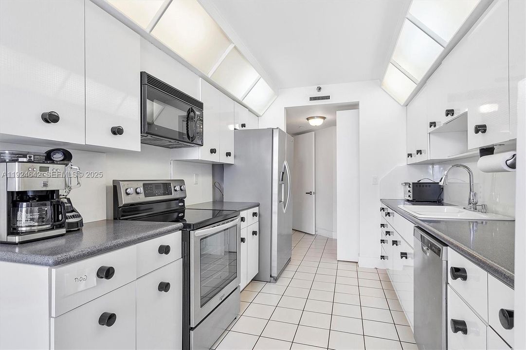 En Venta: $877,000 (2 camas, 2 baños, 2360 Pies cuadrados)