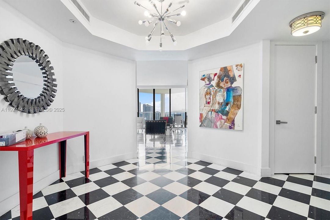 En Venta: $877,000 (2 camas, 2 baños, 2360 Pies cuadrados)