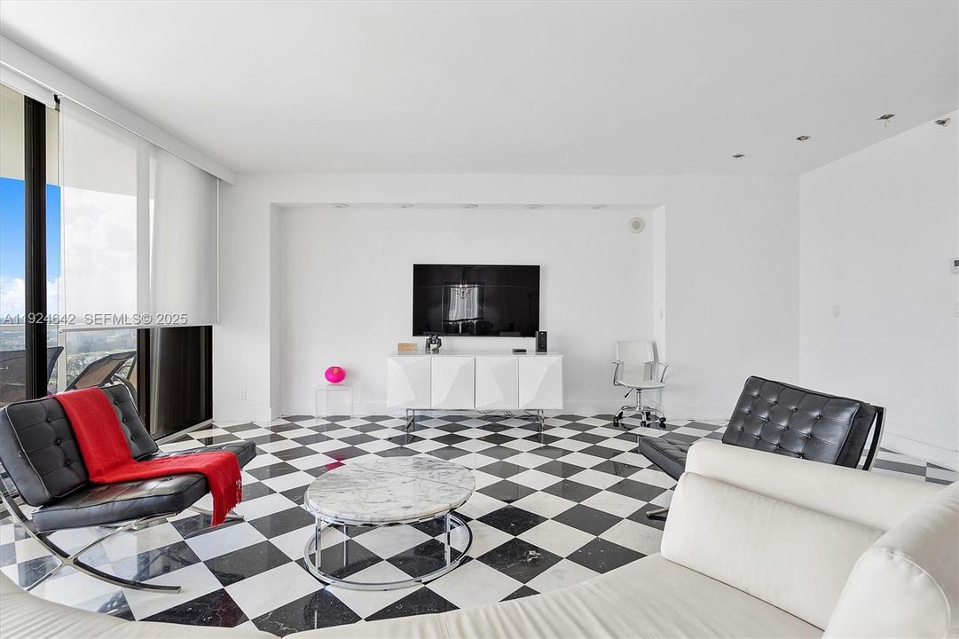 En Venta: $877,000 (2 camas, 2 baños, 2360 Pies cuadrados)